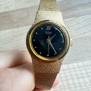 Seiko ladies black dial gold tone dress watch NEW BATTERY